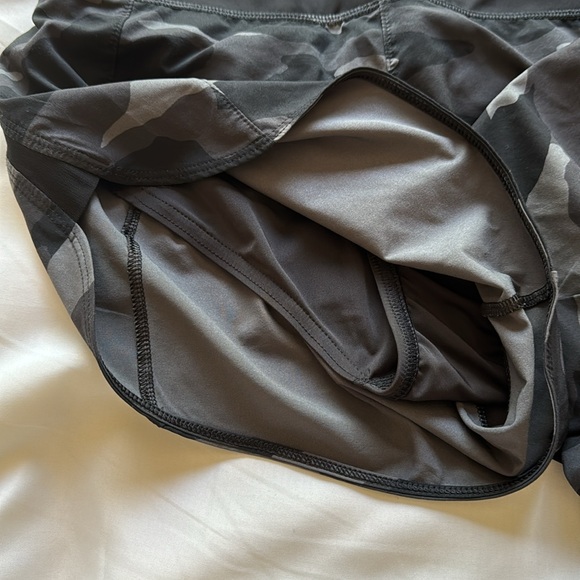 Athleta Women’s running shorts in camo size XS. - Picture 6 of 7